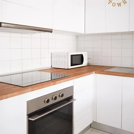 Central Town Family House By Rentalfue Коральео