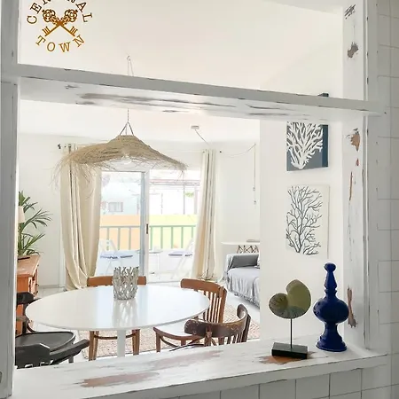 Central Town Family House By Rentalfue Коральео